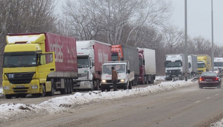 Няколко полицейски екипа с радиостанции регулират трафика