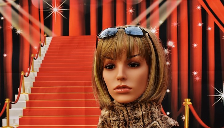 <p>Знаменитост е човек, който цял живот се труди здраво, за да стане популярен, а после носи тъмни очила, за да не го разпознаят.</p>
