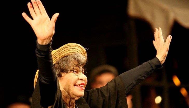 Снощи актрисата се изправи пред публика в театър "Сълза и смях"