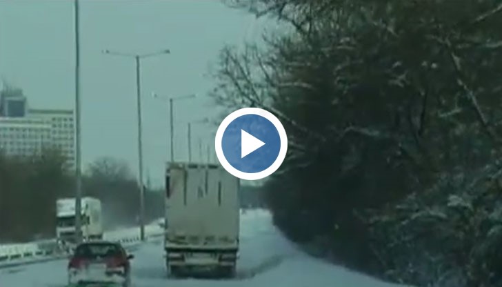 Главните пътища в областта остават затворени