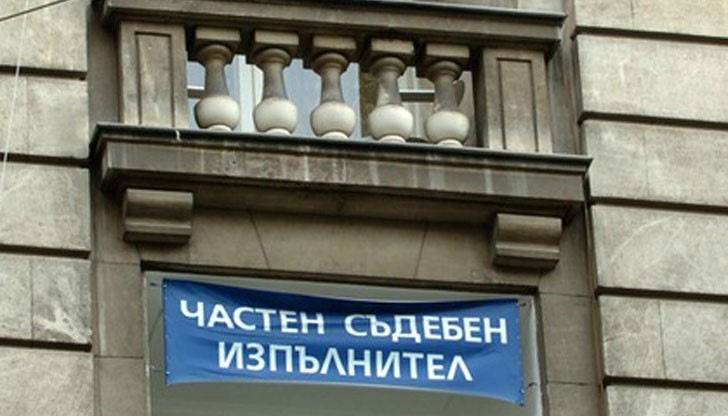 Разследването срещу 47-годишния частен съдебен изпълнител е установило до момента, че по девет от изпълнителните дела той е присвоил от специалната сметка сумата от 256 907 лева