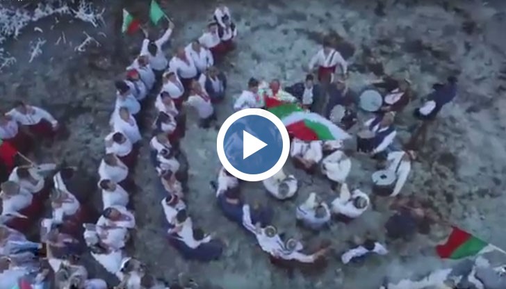 Стотици се събраха в Калофер за легендарното мъжко хоро