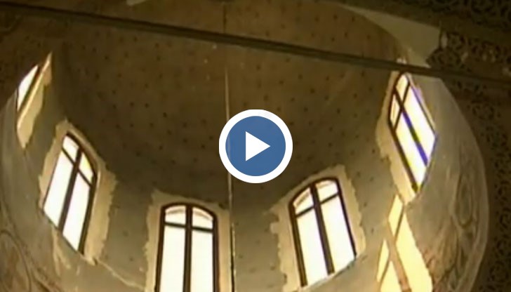 Влагата е увредила мазилката и стените са се напукали