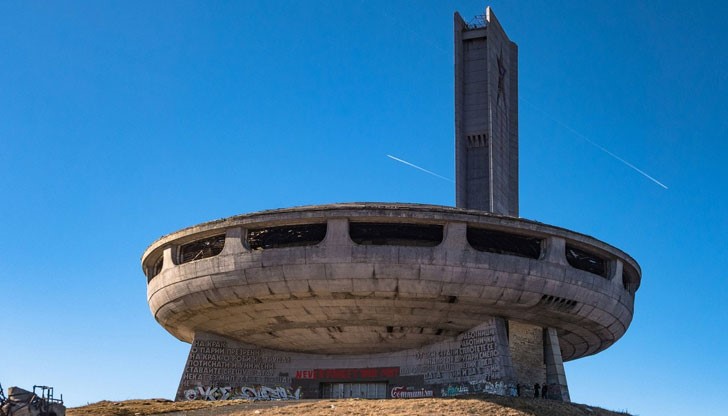 Път, осеян с дупки, води до НЛО-то на България, пише Си Ен Ен комунистическия паметник