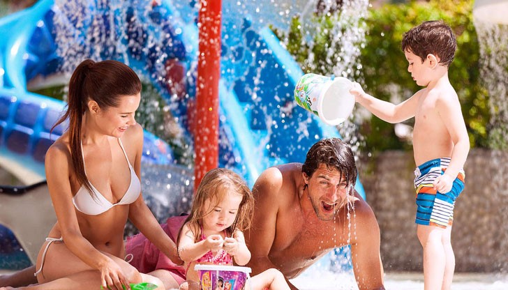 Водният атракцион „Нептун“ се намира до замъкът "Влюбен във вятъра" в село Равадиново