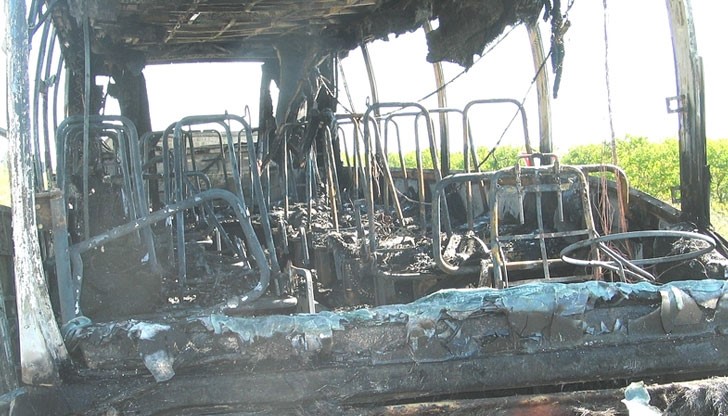Учениците са били в автобус, който се удря в стълб и избухва в пламъци / Снимката е илюстративна