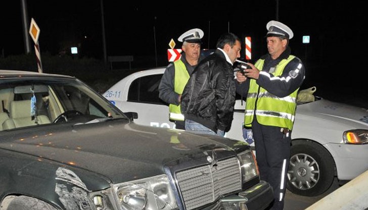Полицаи спират тази нощ 39-годишния Г.Х., шофирал пиян "Мерцедес" / Снимката е илюстративна