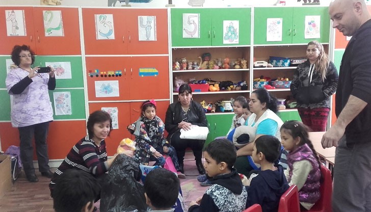 Проект за интеграция на роми събра деца на тържество и коледни работилнички