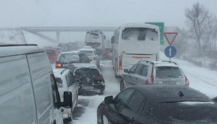 20 души пострадаха във верижна катастрофа, която блокира магистрала за България