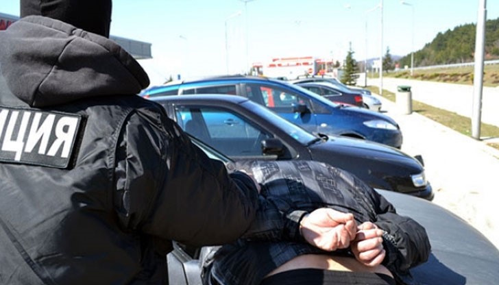 Полицаят е получил няколко юмрука в лицето Полицаят е получил няколко юмрука в лицето