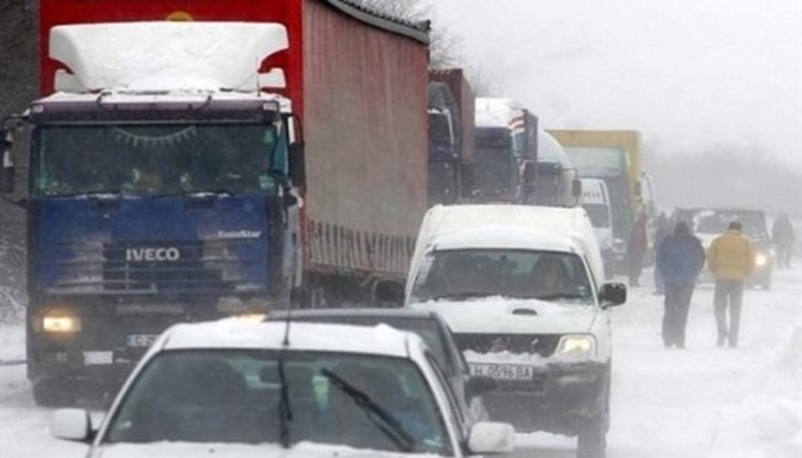 Ограничава се движението в двете посоки на всички автомобили Ограничава се движението в двете посоки на всички автомобили