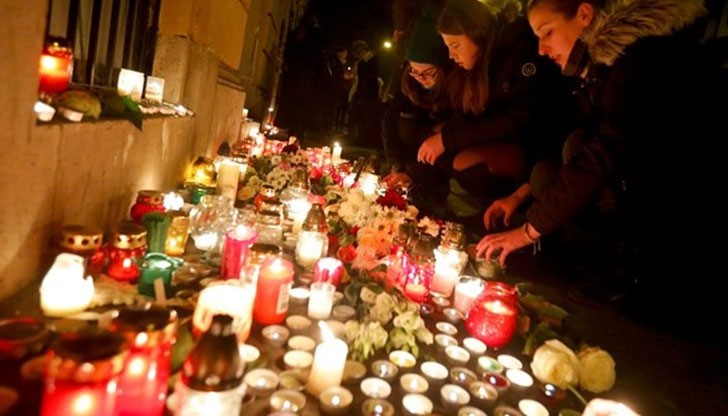 Няколкостотин унгарци се събраха в събота вечер пред училището в Будапеща, в което са се обучавали 16-те деца, загинали при автобусна катастрофа в северната част на Италия