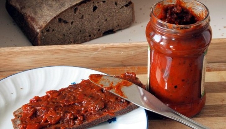 "Активни потребители" канят на дегустация експертите, които твърдят, че откритият в лютеница олеамид е безопасен