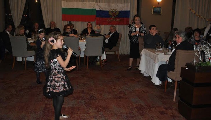 Директорът на ОП „Русе арт“ Мариан Савов поздрави тази вечер руската общност в Русе от името на кмета Пламен Стоилов
