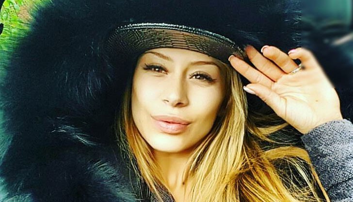 Мис Плеймейт сподели фото от болничната стая, на която се вижда ръката й, на която има абокат