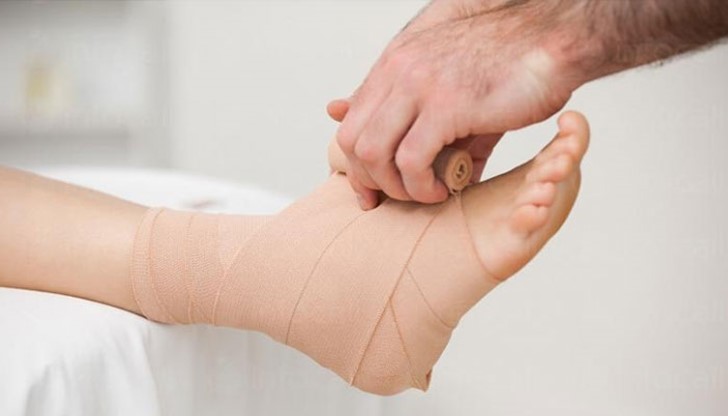 Причината е заледените улици и тротоари в града