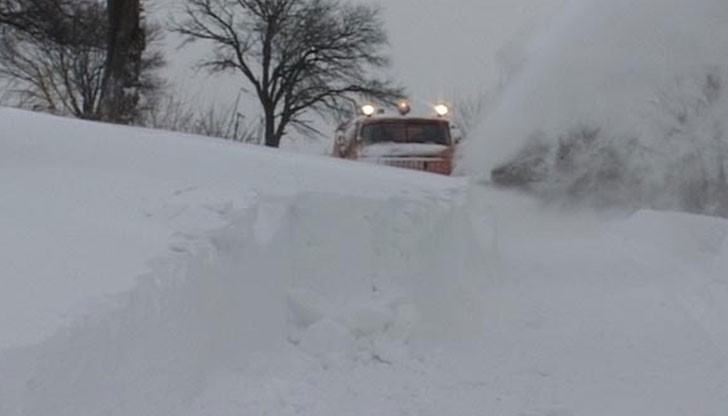 Пожарникари помагат на пътниците Пожарникари помагат на пътниците