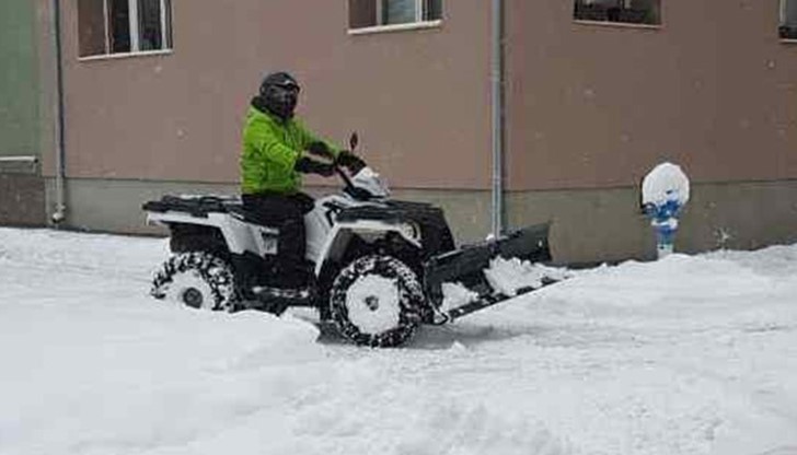 Яхнал собственото си ATV градоначалникът освободи от снега  улички, където паркираните автомобили  пречат на снегорините