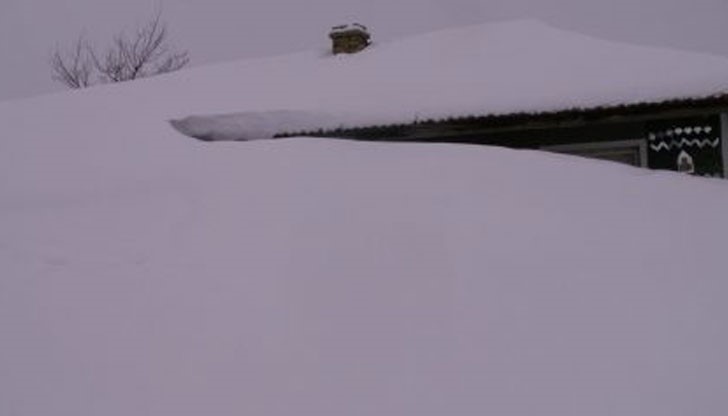 Фъртуна откъсна къщи, затваряйки ги в снежен капан