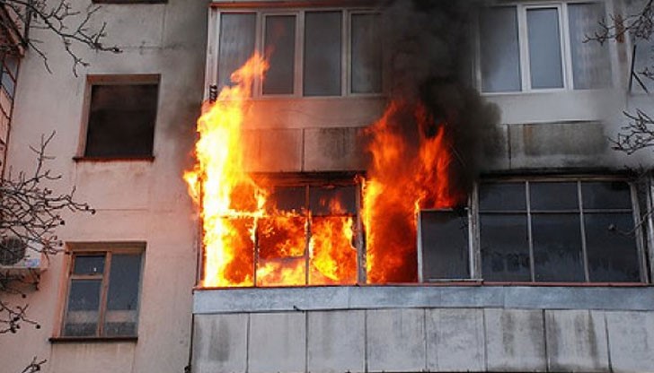 Пожарникарите срязали врата, за да може да влязат в горящото жилище / Снимката е илюстративна Пожарникарите срязали врата, за да може да влязат в горящото жилище / Снимката е илюстративна