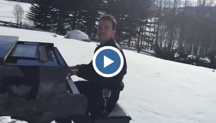 Георги Славчев свири на пиано директно върху снега в известния зимен курорт