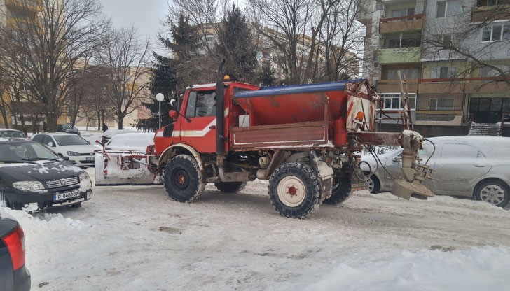Снегоринът си прави кръгчета с вдигнато гребло!