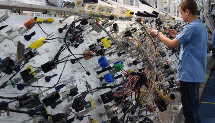 Заводът ще е за производство на електрически инсталации за вграждане в автомобили „Мерцедес” Заводът ще е за производство на електрически инсталации за вграждане в автомобили „Мерцедес”