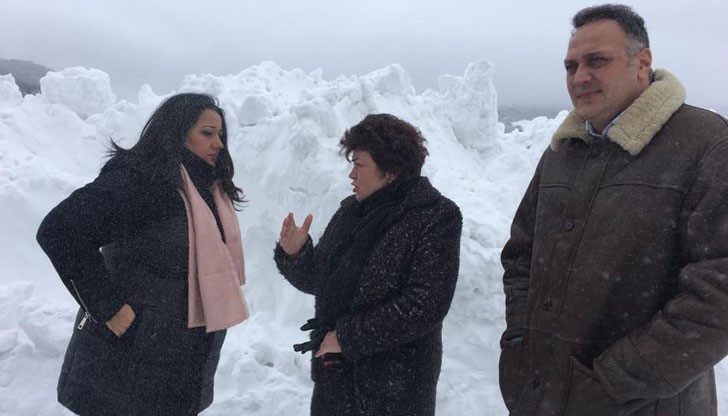 Министърката лично се е разпоредила допълнителна зимна техника да пробива преспите към две бедстващи села