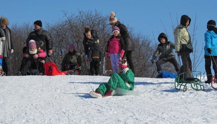 Русенци си спретнаха импровизирана снежна пързалка