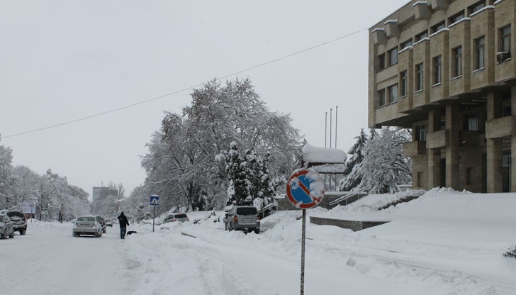 Търговци в Шумен разказват, че още в петък до обяд рафтовете в магазините им са били опразнени Търговци в Шумен разказват, че още в петък до обяд рафтовете в магазините им са били опразнени
