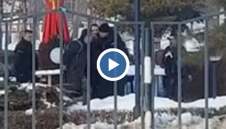 Мъж в униформа упражнява насилие