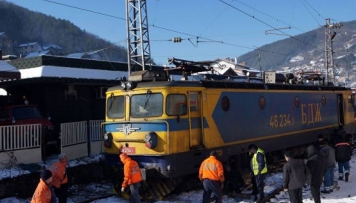 Влак е влизал в гарата в град Своге, когато 123 тонният локомотив е излязъл от релсите