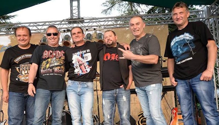 Ще чуете песни на любими банди като Rainbow, Iron maiden, Whiteswnake и много други Ще чуете песни на любими банди като Rainbow, Iron maiden, Whiteswnake и много други