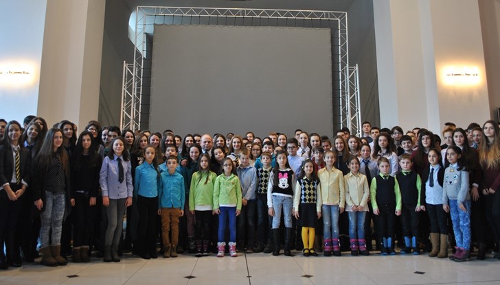 Двеста и шест възпитаници на 11 общински и 6 държавни училища са получили допълнително материално стимулиране през 2016-а година