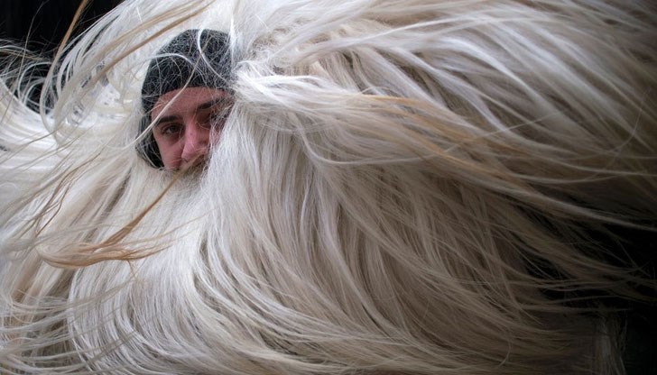 Снимката на кукера от Перник е сложена в галерия заедно със снимки на китайски традиционни танцьори, състезания с шейни, балони във Ватикана, протести и други