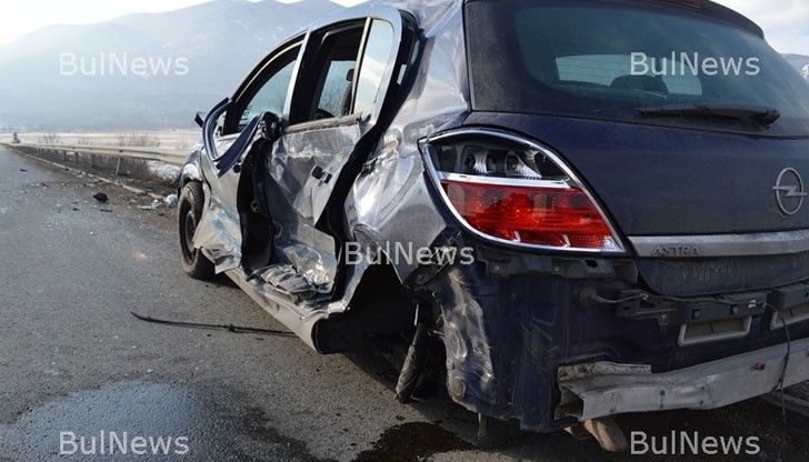 След жестокия удар в „Опел Астра“, камионът е паднал в дерето край пътя