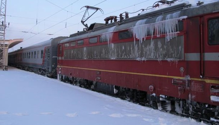 Пътниците са подслонени, осигурени са им храна и напитки Пътниците са подслонени, осигурени са им храна и напитки