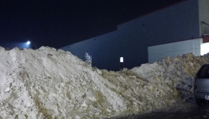 Паркингът за инвалиди се превърна в ... пързалка