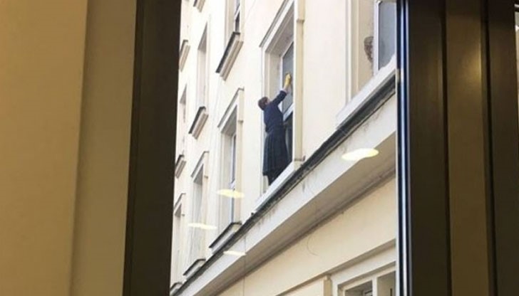 Смелата жена буквално рискува живота си в името на чистотата