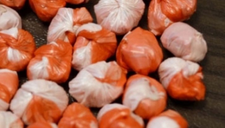 При обиск в 31-годишният С.М. са открити четири топчета със светло кафяво вещество При обиск в 31-годишният С.М. са открити четири топчета със светло кафяво вещество