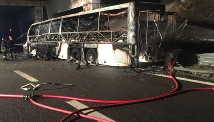 13 от учениците като по чудо успели да разбият прозорците и да се измъкнат, малко преди целият автобус да бъде обхванат от пламъци