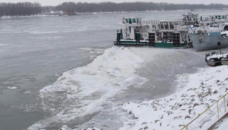 Край Русе има и значително количество крайбрежен лед, което прави районите около бреговете на реката опасни за разходки