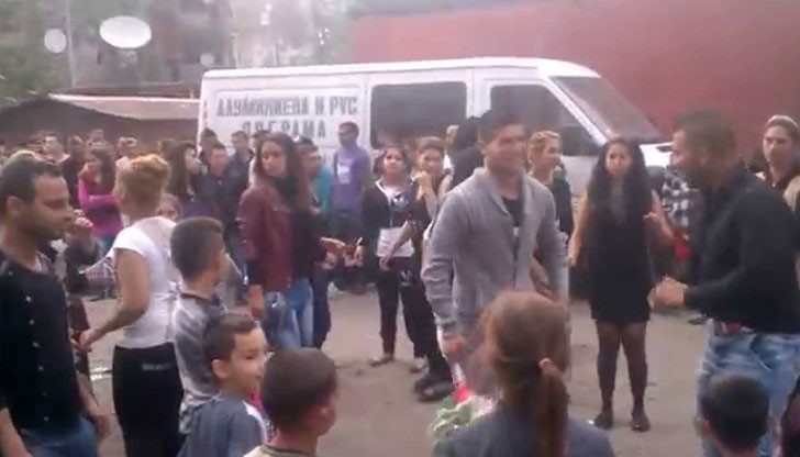 Той изобщо не отрекъл, че е извършил нарушението, но твърдял, че ромските традиции при вдигането на сватби изисквали музика на макс и гюрултия