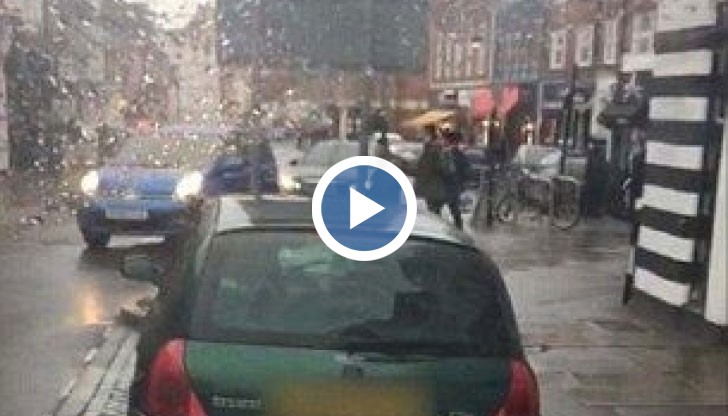 Шофьорка бе заснета как цели седем минути се опитва да нагласи и паркира колата си на място, което може спокойно да побере няколко автомобила