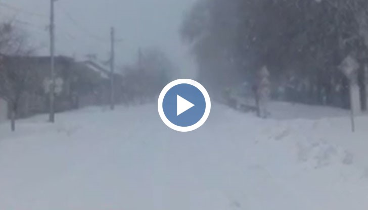 Много населени места са без ток, закъсали автомобили, навявания, затворени пътища ...