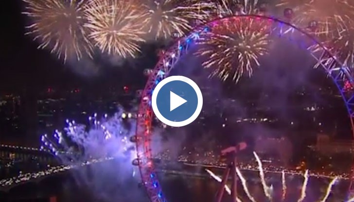 В Лондон хиляди фойерверки озариха небето над Темза