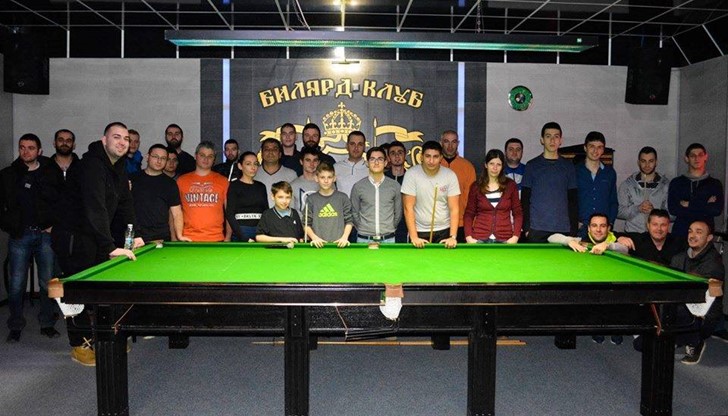 Малкият Симо играе със собствен стил и с лекота постига успехи