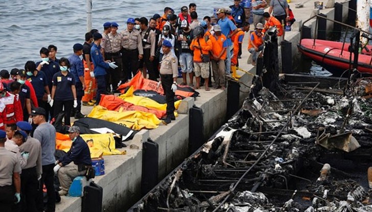 Още 17 души се водят изчезнали след пожара на ферибот край столицата на Индонезия Джакарта