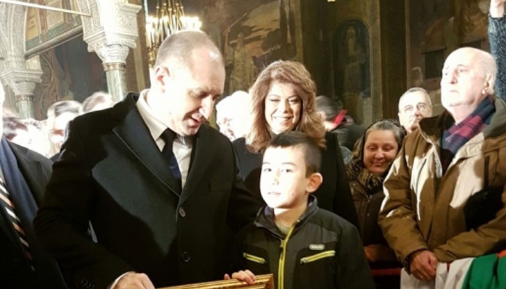 Малкият Александър подари на новия президент картина на Левски