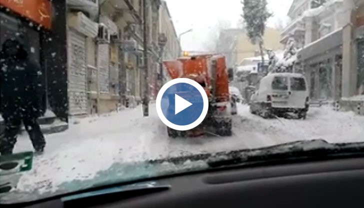 Снегорин "опитва" да почисти ул. "Христо Г. Данов"